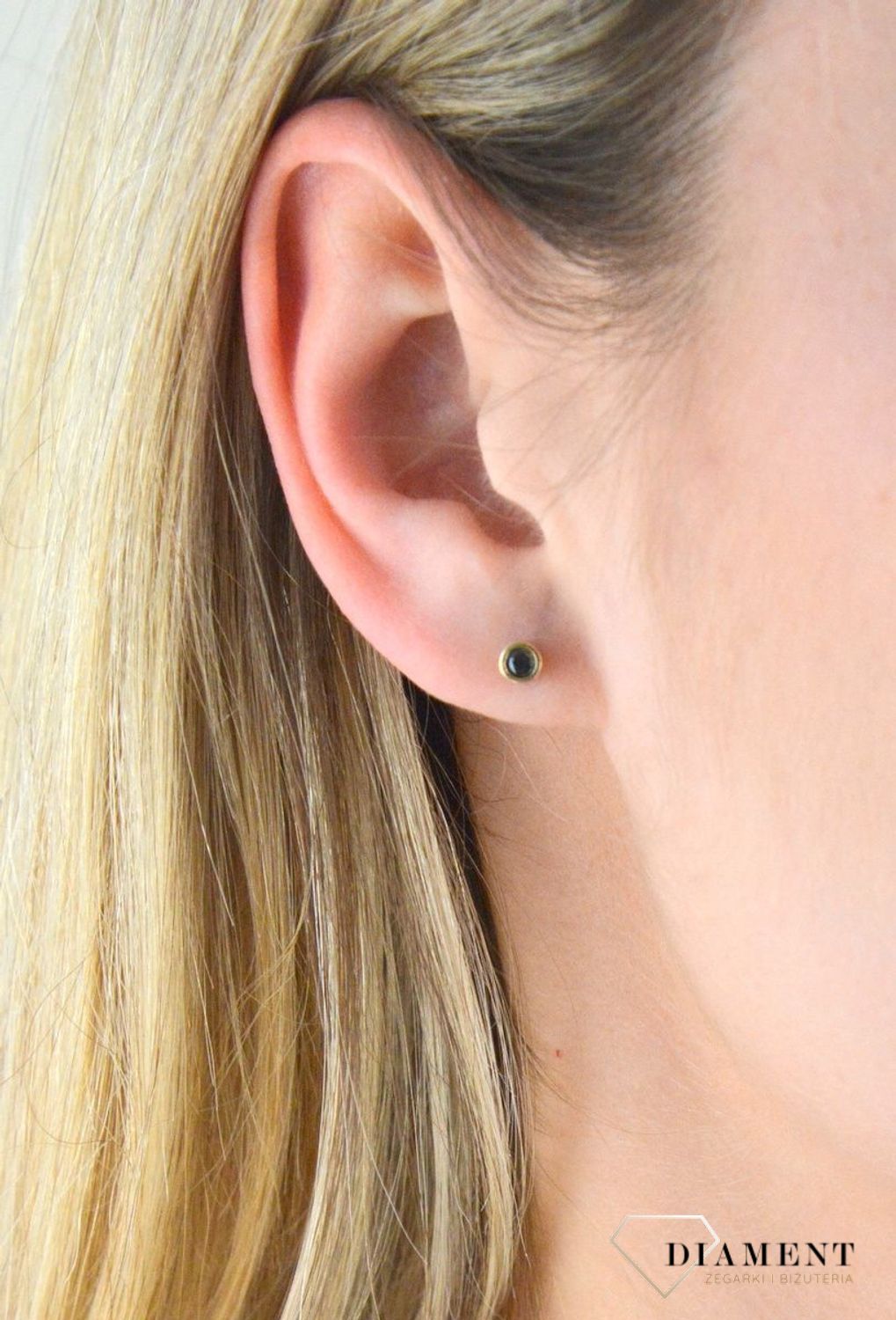 Złote kolczyki z czarna cyrkonią KL 382C. Złote kolczyki wkrętki. Złote kolczyki delikatne. Złote kolczyki minimalistyczne. Złote kolczyki z cyrkonią. Złote kolczyki damskie. Kolczyki wkrętki dziecięce..jpg